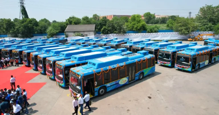 Picture of the 400 new electric buses that the Delhi Government introduced on September 5, 2023